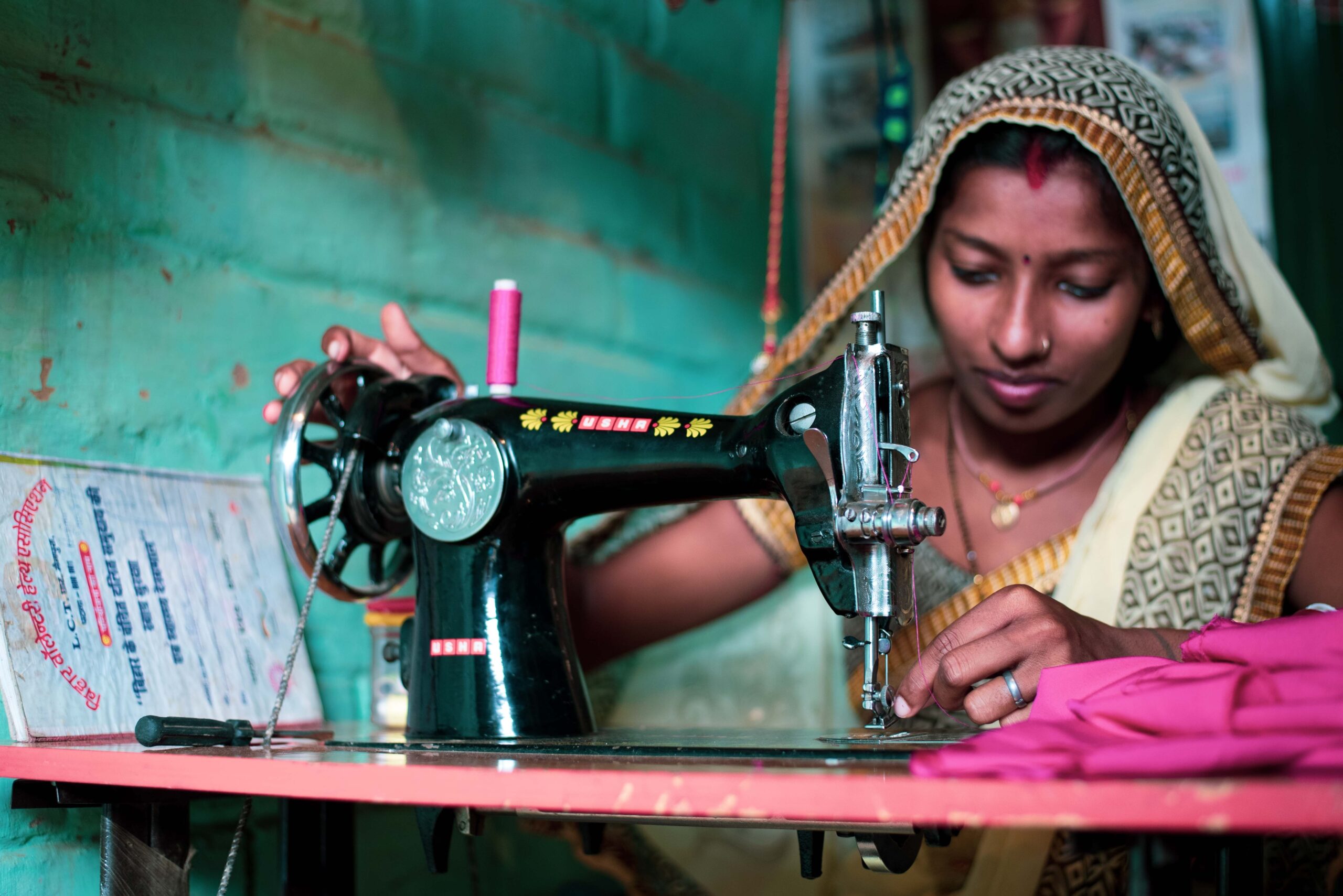 Eine Näherin bei der Arbeit.