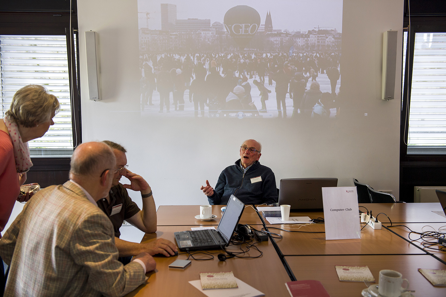 Senioren unterstützen sich gegenseitig beim Haus im Park
