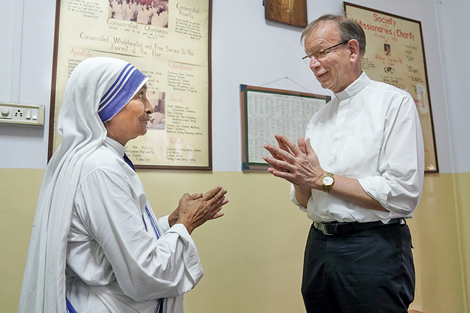 Missio-Präsident Monsignore Wolfgang Huber im Gespräch mit der neuen Generaloberin der von Mutter Teresa gegründeten Kongregation „Missionarinnen der Nächstenliebe“, Schwester Mary Joseph, in Kalkutta, Indien.