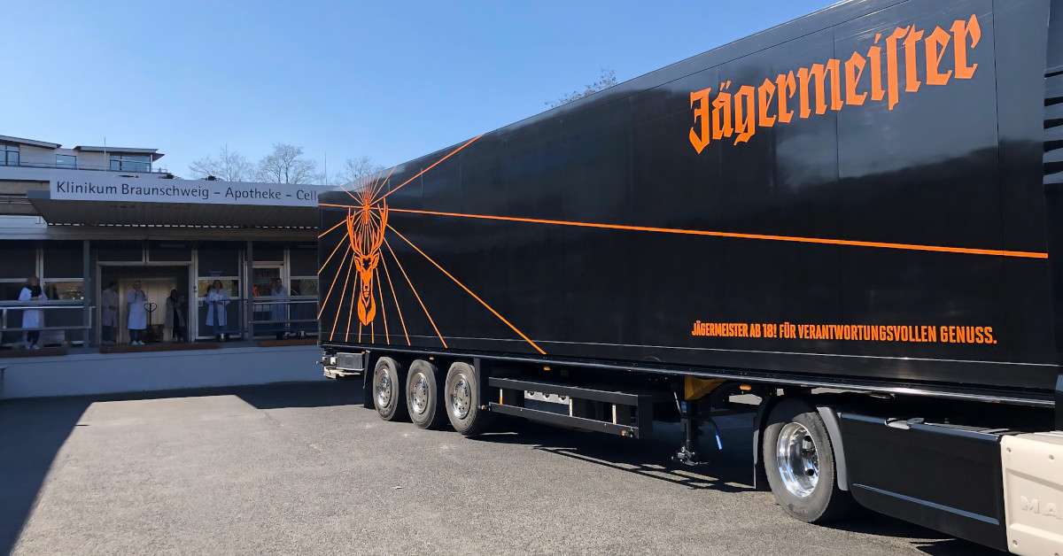 Zu Beginn der ersten Coronawelle 2020 hat die in Wolfenbüttel beheimatete Mast-Jägermeister SE 50.000 Liter Alkohol für die Herstellung von Desinfektionsmitteln für medizinische Einrichtungen in der Region gespendet.