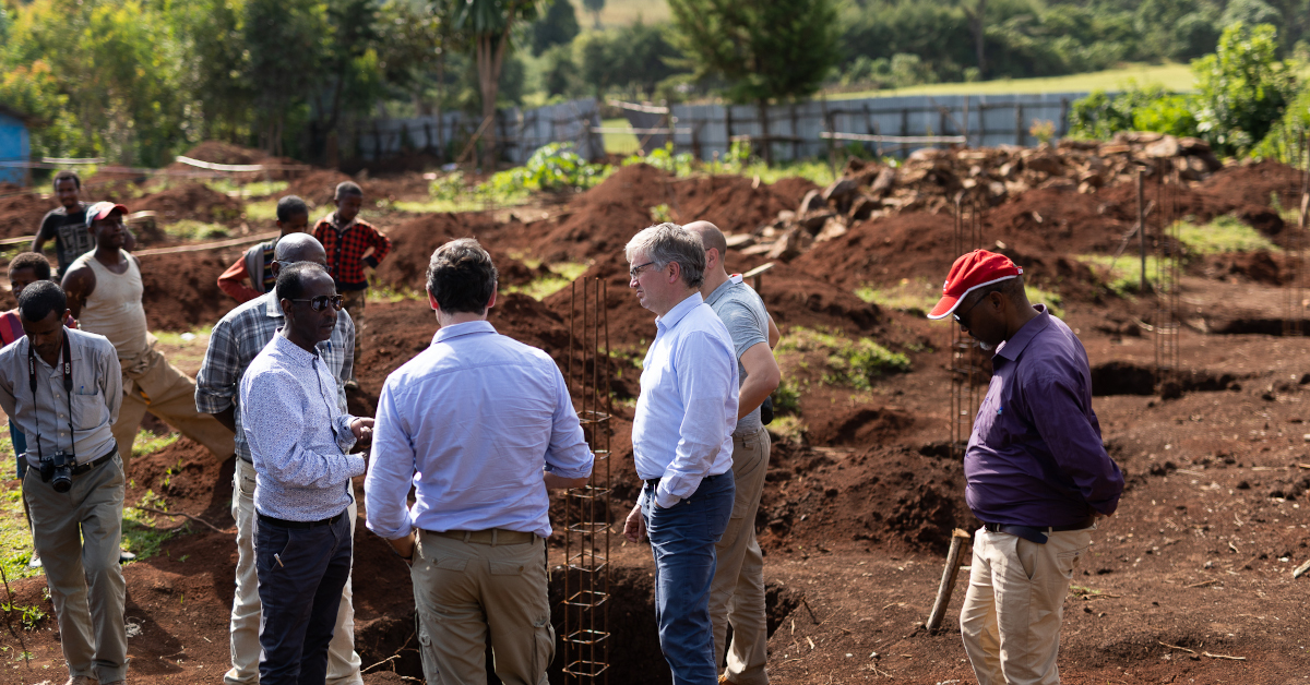 Kaffeeanbau ist in Dano, 200 Kilometer südwestlich von Addis Abeba, nicht die einzige Maßnahme von Menschen für Menschen und Dallmayr. Der Bau einer Schule soll Bildung in der Region verbessern, Schulabgänger könnten dann von der Kaffeekooperative und den dadurch entstehenden Arbeitsplätzen profitieren, so die Hoffnung.