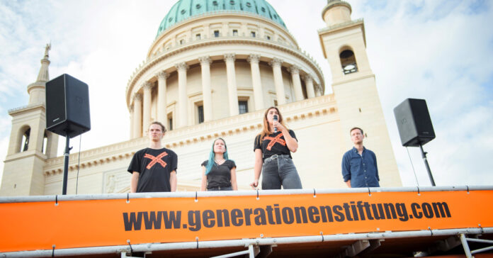 Mitglieder des Jugendrats der Generationen-Stiftung protestierten während der Bundestagswahl 2021 auf Wahlveranstaltungen von Spitzenpolitikern, darunter Christian Lindner und Olaf Scholz.