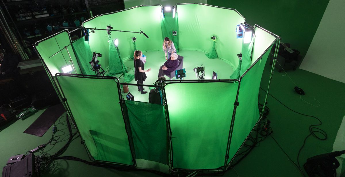 Für das Projekt „Interaktive Biographien von Überlebenden des Holocaust“ beantwortete Zeitzeugin Anita Lasker-Wallfisch vor einem Green Screen mehr als 1.000 Fragen zu ihrem Leben. Die Antworten sollen im interaktiven digitalen Format mit Schülern geteilt werden.
