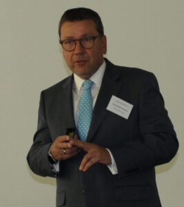 Klaus-Dieter Erdmann (Asset Standard) führt in die Fondsmaterie ein.