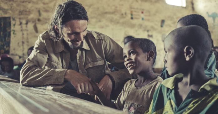 Fernab von Fußballplatz und Profidasein: Neven Subotic in einer Schule in Äthiopien, die von der neuen Wasserversorgung seiner Stiftung profitiert.