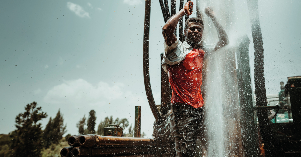 Ein Bild, das an die frühen Zeiten der Ölbohrungen erinnert. Doch hier kommt aus dem Erdboden Wasser. Den Bau des Brunnens hat die Neven-Subotic-Stiftung finanziert und organisiert.