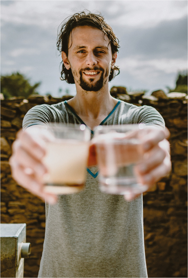 Stifter Subotic zeigt den Unterschied der Wasserqualität: links vorher, rechts aus dem Brunnen.