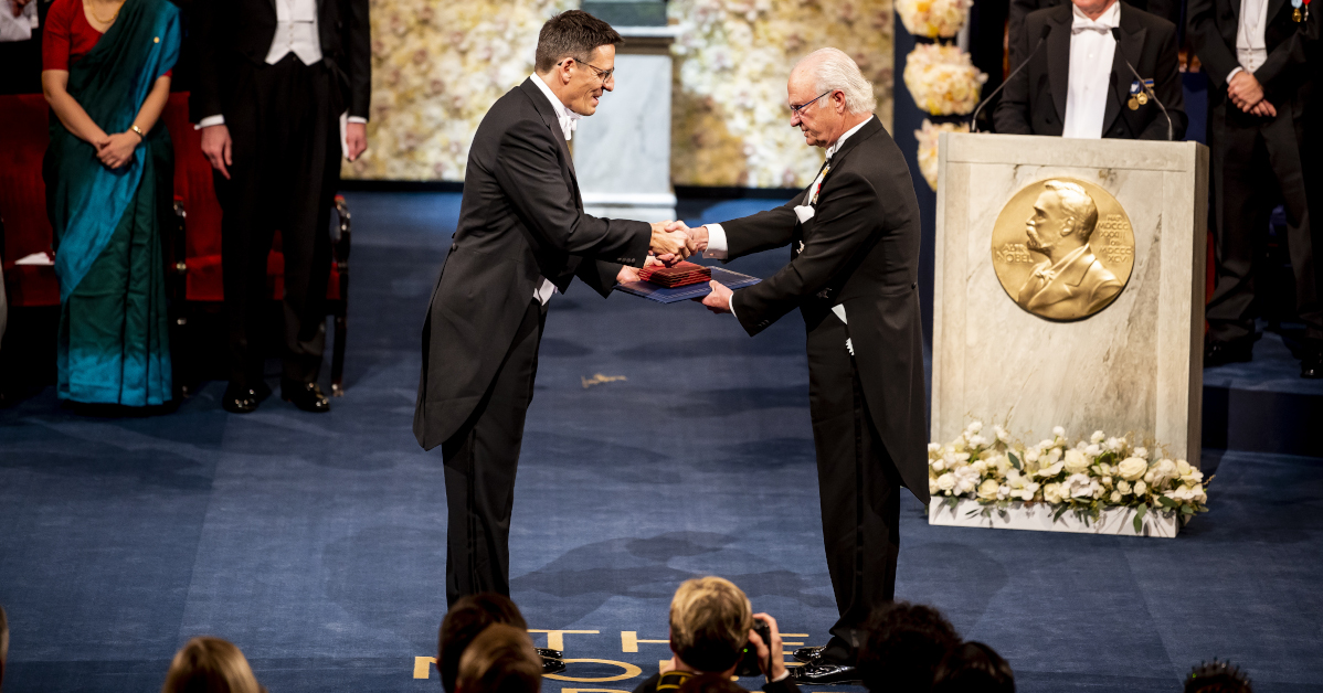 Didier Queloz (links) erhält 2019 seinen Nobelpreis für Physik von König Karl Gustav von Schweden.