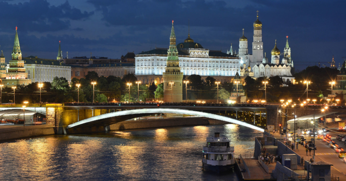 Moskauer Kreml und Bolschoi-Kamenny-Brücke am Ufer der Moskwa.