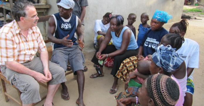 Stifter Gerhard Bissinger mit Mikrofinanznehmern in Sierra Leone