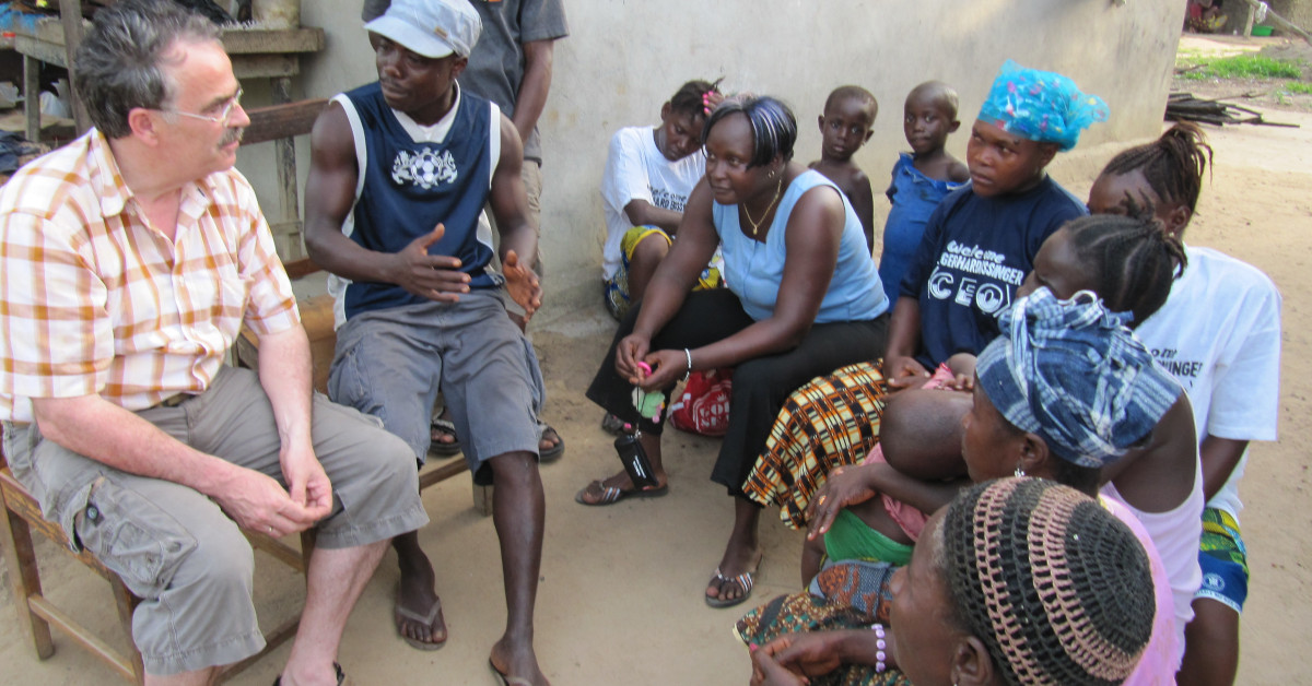 Stifter Gerhard Bissinger mit Mikrofinanznehmern in Sierra Leone