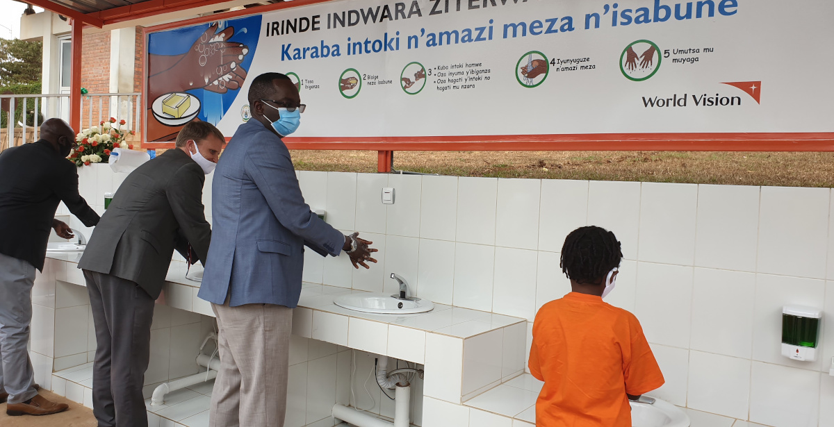 Um die Hygiene und den Zugang zu sauberem Trinkwasser im Land zu verbessern, arbeiten World Vision und die Regierung Ruandas zusammen. Das Bild zeigt Ruandas Gesundheitsminister Daniel Ngamije (Mitte) und National Director World Vision Ruanda Sean Kerrigan bei der Einweihung einer Handwaschstation.