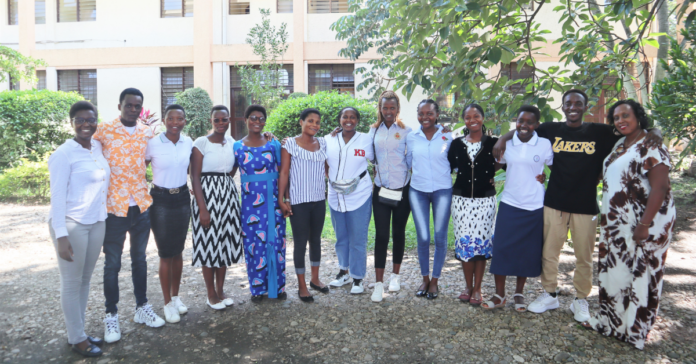 Nadège Horimbere (links) und Douceline Dukundane (rechts) von Fondation Stamm zusammen mit den ersten elf von Sam-Duk Patzelt geförderten Stipendiaten.