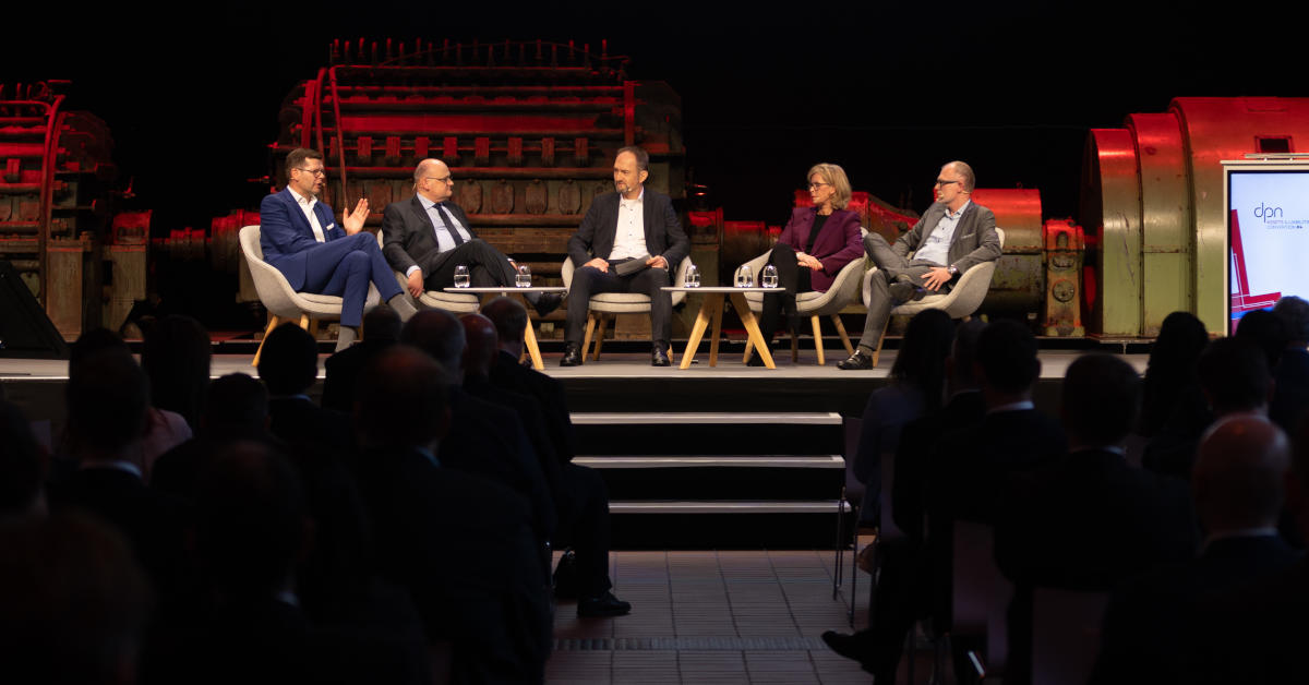 Impression von der ALC 2024: Marco Herrmann (BVV Versicherungsverein des Bankgewerbes), Stefan Nellshen (Bayer Pensionskasse, Rheinische Pensionskasse), Nicole Möbs (Pensionskasse deutsche Genossenschaften) und Frank Oliver Paschen (Pensionskasse der Hamburger Hochbahn, von links) im Gespräch mit Guido Birkner (dpn, Mitte). Foto: dpn