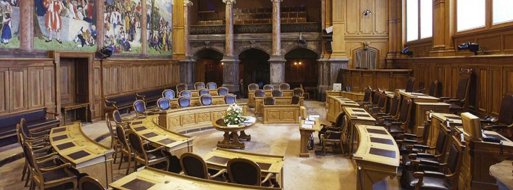 Ständeratssaal: Der Ständerat ist Teil des Parlaments der Schweizerischen Eidgenossenschaft. Foto: John Doe at German Wikipedia., Bundeshaus - Ständeratssaal - 001, CC BY-SA 3.0