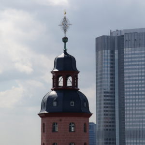 Ein Stadtbild voller Kontraste: in Frankfurt treffen die Paulskirche als Wahrzeichen der Demokratie und die Skyline aufeinander.