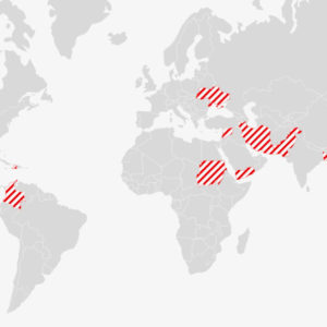 Die Karte zeigt Länder, in denen Menschen sich zurzeit in Notsituationen befinden oder strukturelle Anpassungen etwa an Klimabedingungen nötig sind. Mittel- und Südamerika: Guatemala, Honduras, Haiti, Kolumbien. Europa: Ukraine. Mttlerer Osten: Syrien, Iran, Pakistan, Jemen, Sudan. Asien: Bangladesh, Myanmar, Philippinen.